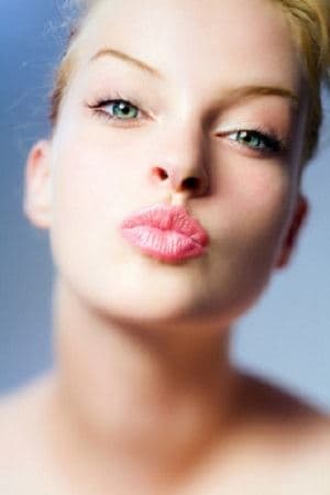 DUDAKLARIMI DOĞAL ŞEKİLDE RENKLENDİRMEK İÇİN HANGİ DUDAK KALEMLERİNİ KULLANMALIYIM?