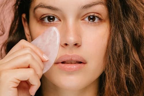 EVDE KULLANILAN YÜZ MASAJ ALETLERİ NEDEN BU KADAR POPÜLER OLDU?