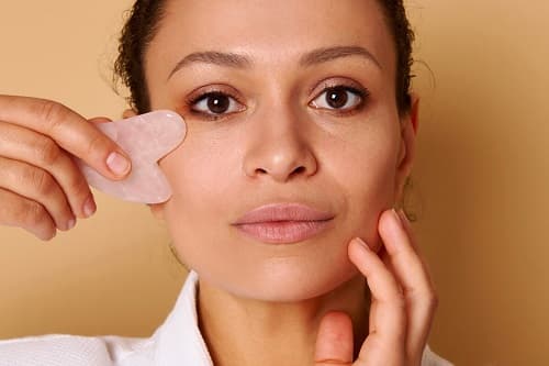 GUA SHA TAŞI KULLANIRKEN NELERE DİKKAT ETMELİYİZ?