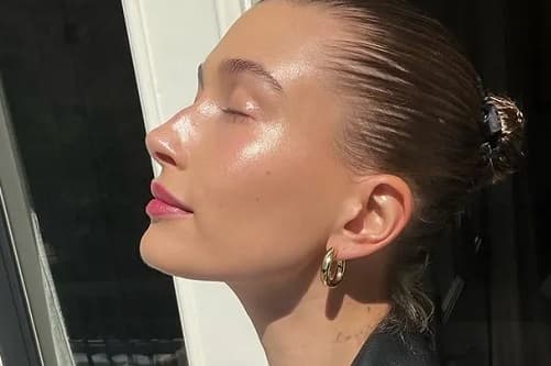 HAILEY BIEBER’IN GÜZELLİK SIRRI: T-BAR
