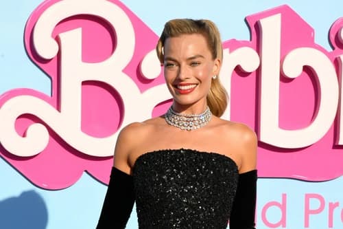 MARGOT ROBBIE’NIN BARBIE FİLMİ GALASINDAKİ MAKYAJ GÖRÜNÜMLERİ