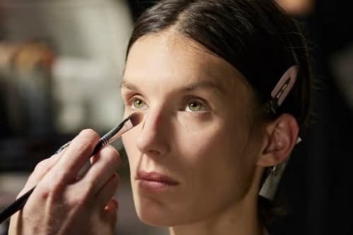 CONCEALER SONRASI GÖZ ALTINI SABİTLEMEK NEDEN ÖNEMLİ?