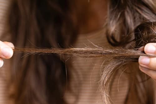 MAKASTAN KORKANLARA ÖZEL SAÇ KESMEDEN SAÇ UÇLARINI ONARMAK MÜMKÜN MÜ?