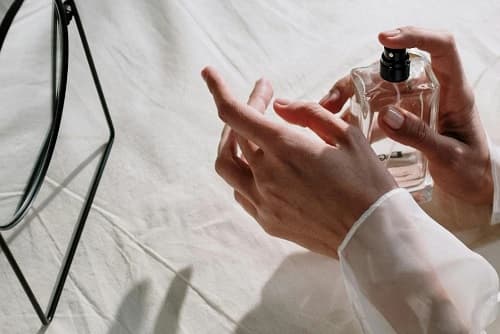 CİLT BAKIMININ YENİ RAKİBİ: PARFÜMLER