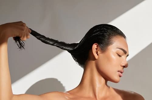 MEVSİM GEÇİŞLERİNDE SAÇ DÖKÜLMESİNE KARŞI ALINABİLECEK 7 ÖNLEM