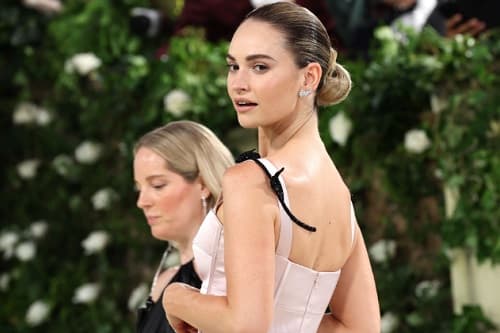 LILY JAMES’İN MET GALA SAÇLARININ SIRRI